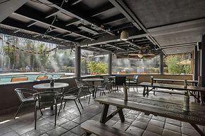 Caliente Tropics Hotel