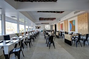 Caliente Tropics Hotel