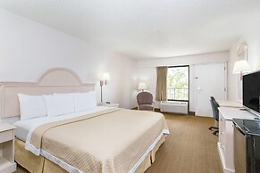 Days Inn & Suites by Wyndham Navarre - near Beaches/Hurlburt