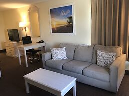 Days Inn & Suites by Wyndham Navarre - near Beaches/Hurlburt