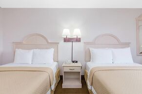 Days Inn & Suites by Wyndham Navarre - near Beaches/Hurlburt