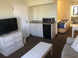 Days Inn & Suites by Wyndham Navarre - near Beaches/Hurlburt