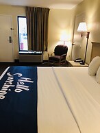 Days Inn & Suites by Wyndham Navarre - near Beaches/Hurlburt