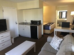 Days Inn & Suites by Wyndham Navarre - near Beaches/Hurlburt