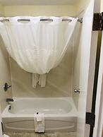 Days Inn & Suites by Wyndham Navarre - near Beaches/Hurlburt