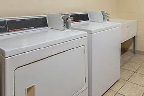 Days Inn & Suites by Wyndham Navarre - near Beaches/Hurlburt