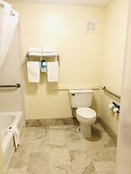 Days Inn & Suites by Wyndham Navarre - near Beaches/Hurlburt