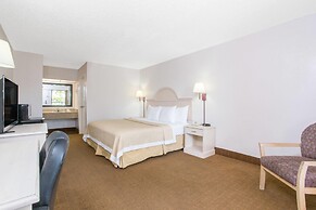 Days Inn & Suites by Wyndham Navarre - near Beaches/Hurlburt