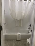 Days Inn & Suites by Wyndham Navarre - near Beaches/Hurlburt