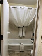 Days Inn & Suites by Wyndham Navarre - near Beaches/Hurlburt