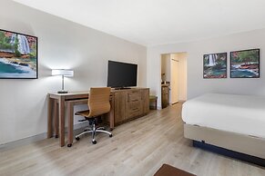 Best Western Plus A Wayfarer's Inn And Suites