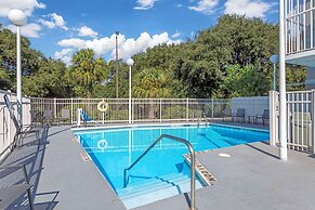 Quality Inn & Suites St Augustine Beach Area