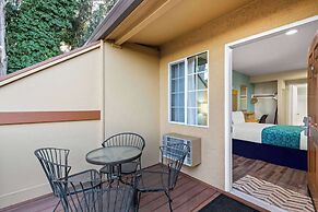 Howard Johnson by Wyndham Santa Cruz Beach Boardwalk