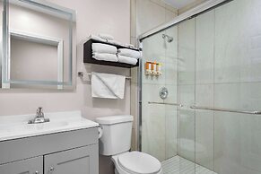 Howard Johnson by Wyndham Santa Cruz Beach Boardwalk