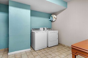 Howard Johnson by Wyndham Santa Cruz Beach Boardwalk