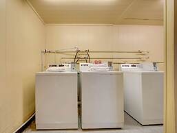 Days Inn by Wyndham College Station University Drive