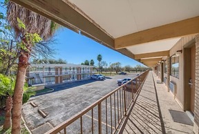 Americas Best Value Inn Uvalde