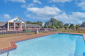 Days Inn by Wyndham Savannah