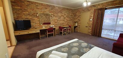 Pines Country Club Motor Inn