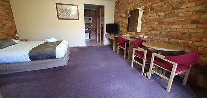 Pines Country Club Motor Inn