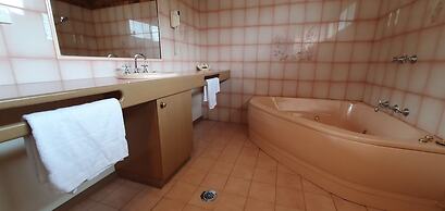 Pines Country Club Motor Inn