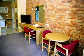 Pines Country Club Motor Inn