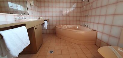 Pines Country Club Motor Inn