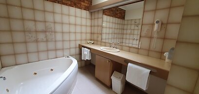 Pines Country Club Motor Inn