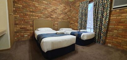 Pines Country Club Motor Inn