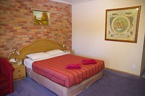 Pines Country Club Motor Inn