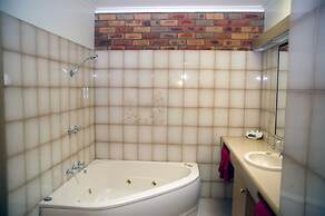 Pines Country Club Motor Inn