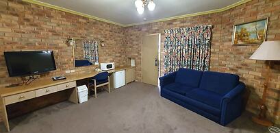 Pines Country Club Motor Inn