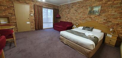 Pines Country Club Motor Inn