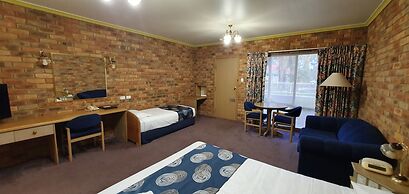 Pines Country Club Motor Inn