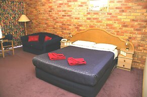 Pines Country Club Motor Inn