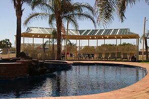 Pines Country Club Motor Inn