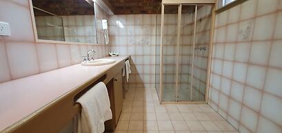 Pines Country Club Motor Inn