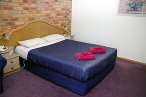 Pines Country Club Motor Inn