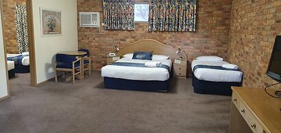 Pines Country Club Motor Inn