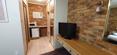 Pines Country Club Motor Inn