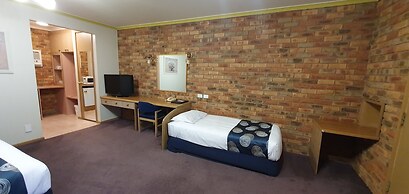 Pines Country Club Motor Inn