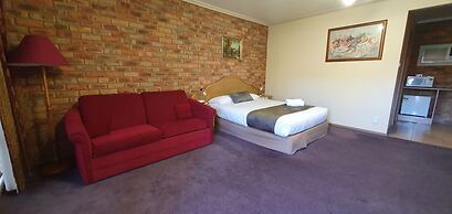 Pines Country Club Motor Inn