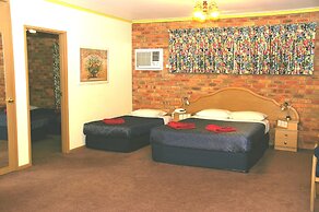 Pines Country Club Motor Inn