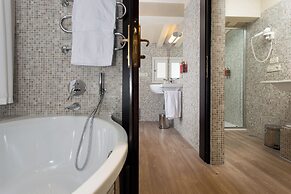 Hotel Saturnia & International