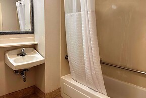 Travelodge by Wyndham Fort Wayne North