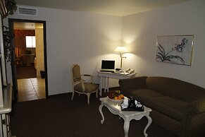 Ramada by Wyndham Viscount Suites Tucson East