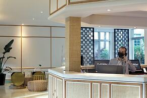 Kimpton Surfcomber Hotel by IHG