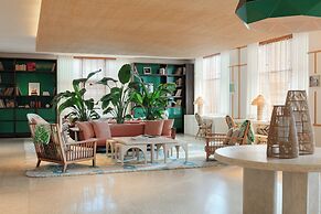 Kimpton Surfcomber Hotel by IHG