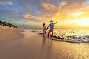 Holiday Inn Express & Suites Panama City Beach - Beachfront by IHG