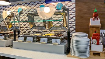 Holiday Inn Express & Suites Panama City Beach - Beachfront by IHG